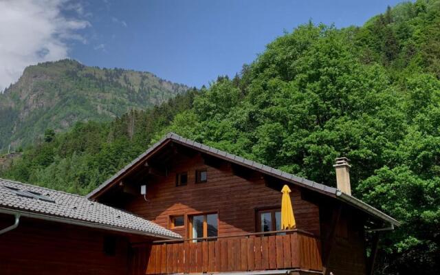 Appartement avec jacuzzi dans chalet privé, grande terrasse, parking gratuit