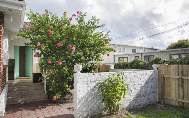 Takapuna Modern Guest house near beach