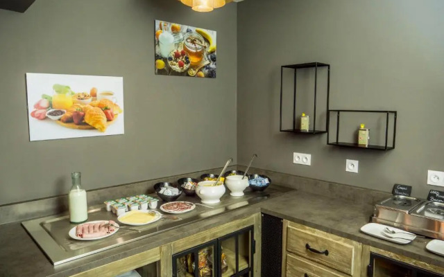 Отель Logis Hôtel Uzès Pont du Gard