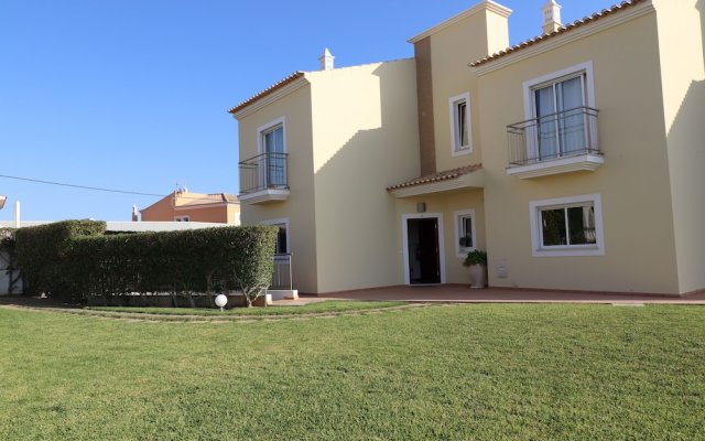 3-bed Townhouse With Pool in Albufeira Balaia