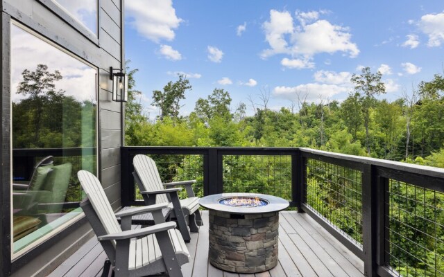 Sunset Chalet 2 Bedroom Cabin by RedAwning