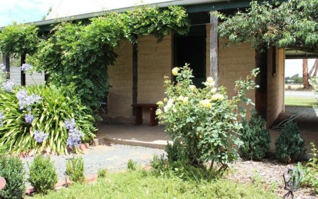 Elinike Guest Cottages