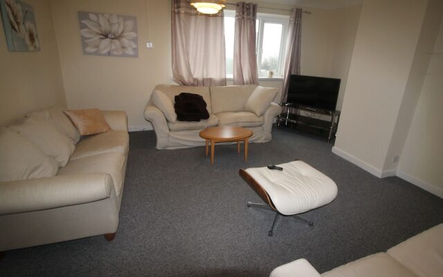 Tywn 2 Bed Apartment by Cardiff Holiday Homes