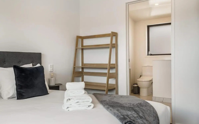 Modern 2br Townhouse Close To Aucklands Best