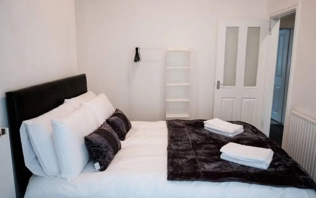Stay Comfortable-close to City Centre-4 Bed House!