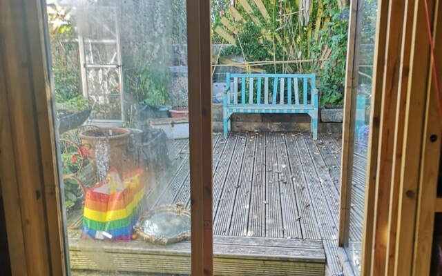 Cosy Cabin With Wood Burner Near Beach