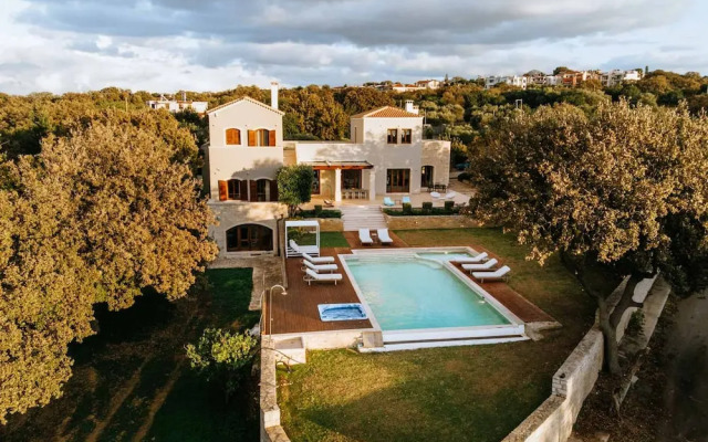 Luxurious Villa Liandri 600 m Resort