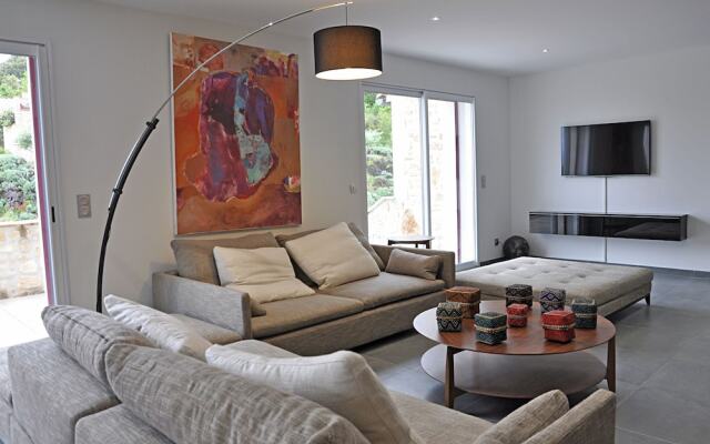 Spacious villa in St. Ambroix with private pool