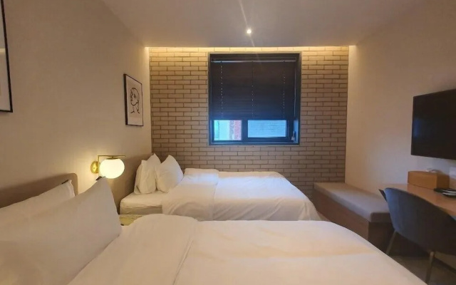 Seven Bricks Hotel