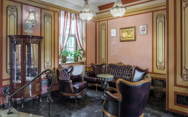 Old Time Hotel