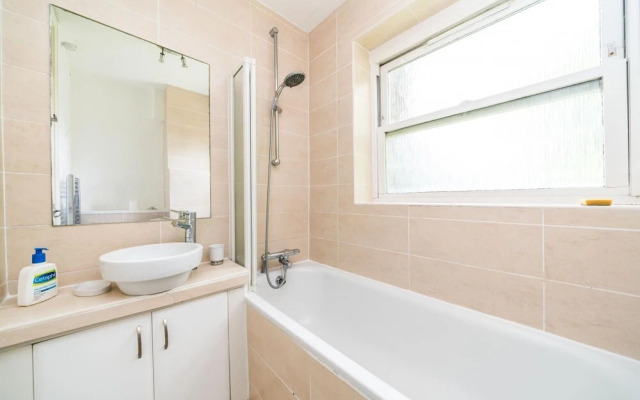 Lovely 1BD Flat + Private Balcony Near Portobello