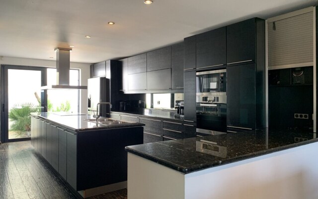 Luxury Villa Marathon