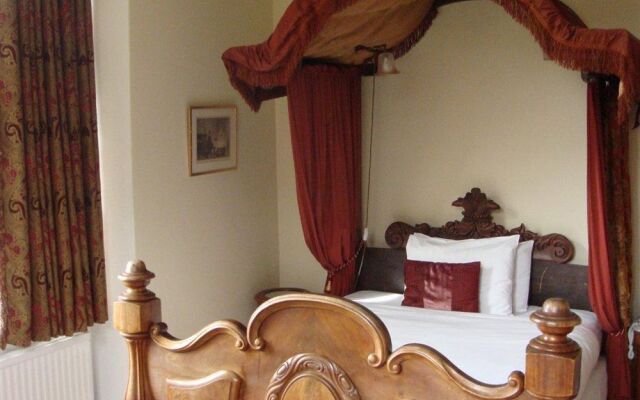 Rudloe Arms Hotel