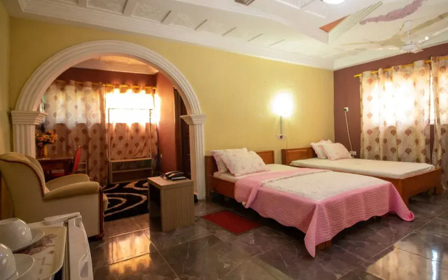 Glamossay Hotel