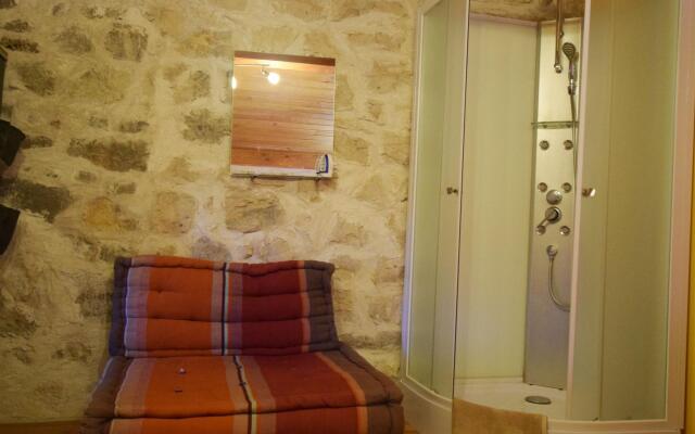 Vintage Holiday Home in Lanas with Swimming Pool