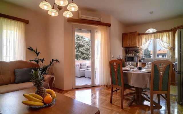 Comfortable Home With Private Covered Balcony