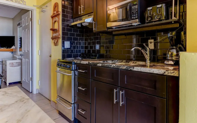 Beachers Lodge by Vtrips