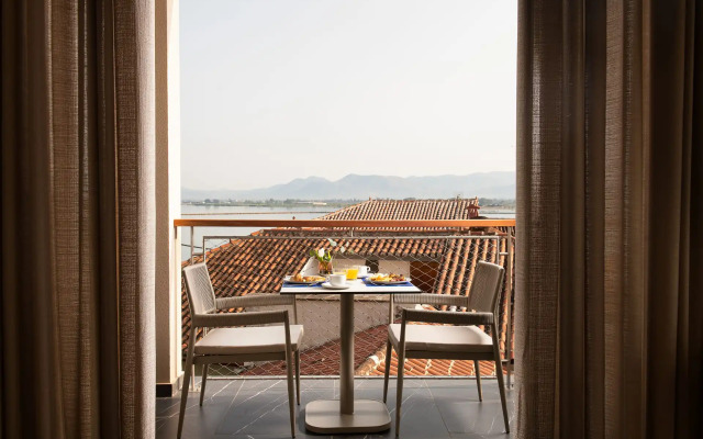 Naus Hotel