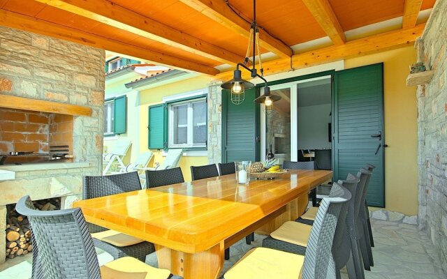 Spacious Holiday Home With Swimming Pool Near Sea in Vodnjan