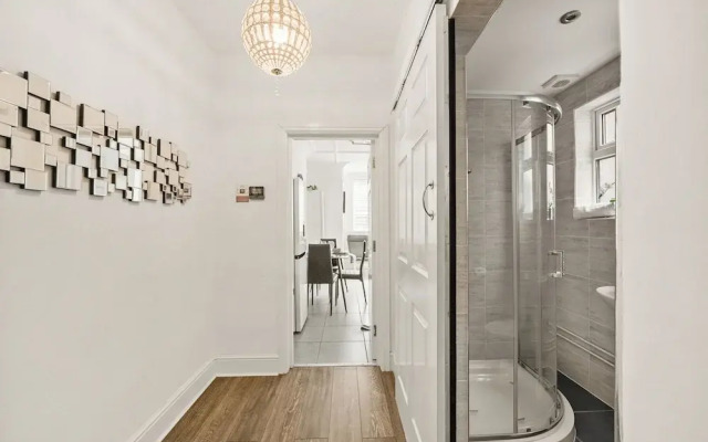 Modern 4BR Victorian Home Near Luton Airport