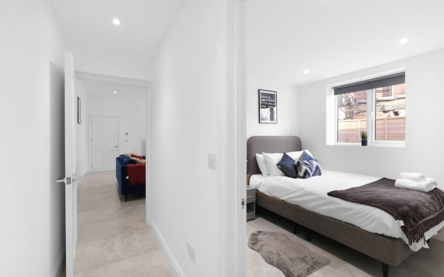 Modern 4 Bedroom Apartment in London with Parking + Garden