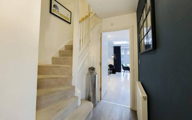 Stunning 4 Bed House With Cinema Room & Parking