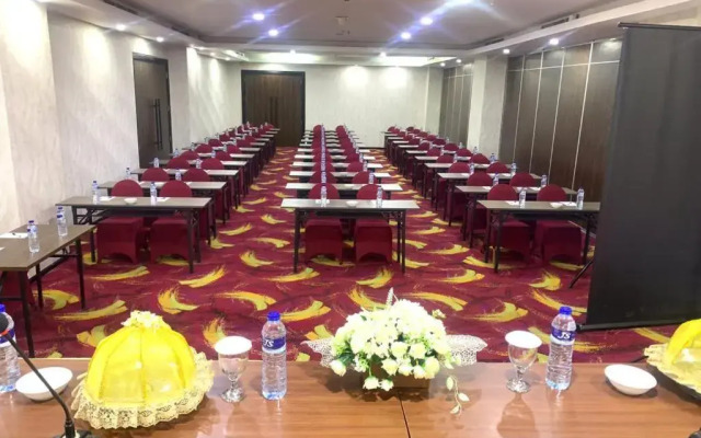 Travellers Hotel Phinisi