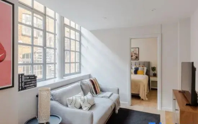 The Eyre Suite Seven - Farringdon - by Frankie