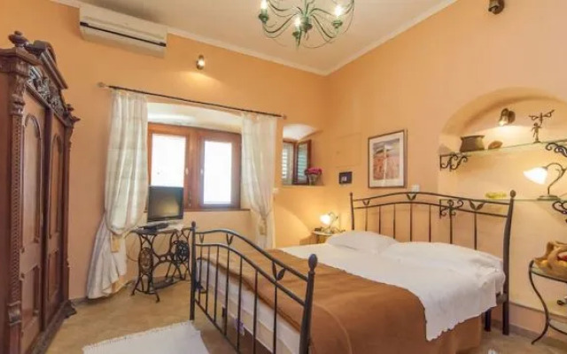 Amoret Apartments