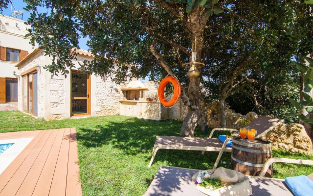 Saridakis Villa, a true mansion, By ThinkVilla
