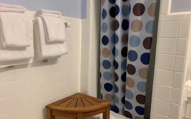 Vineyard Harbor Motel - Private Beach