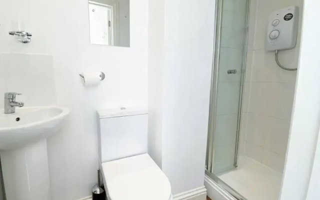 Central 4-bed House in Reading