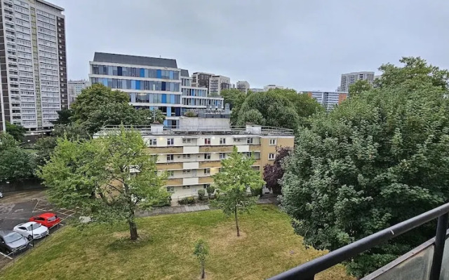 2 Bed Flat - Sleeps 4 - Parking - Balcony - Wifi