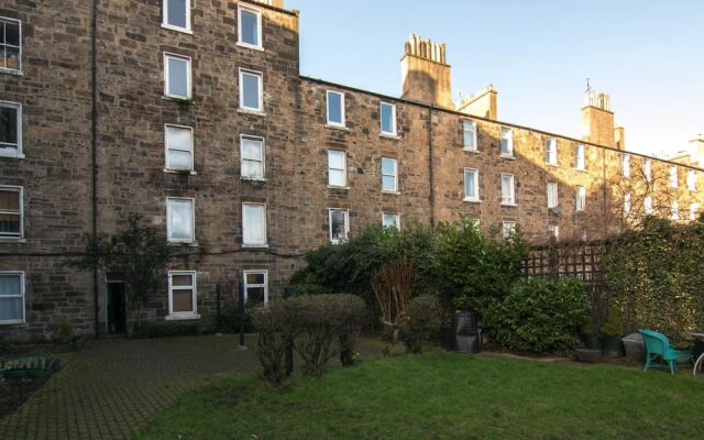 427 Pleasant 1 Bedroom Apartment in Abbeyhill Colonies Near Holyrood Park