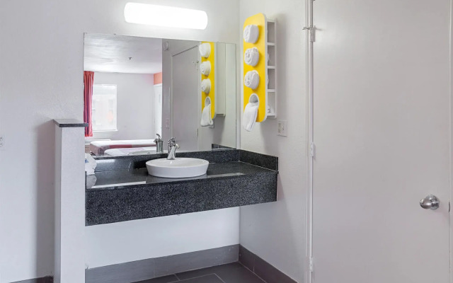 Motel 6 Grand Prairie, TX - Near Six Flags Drive