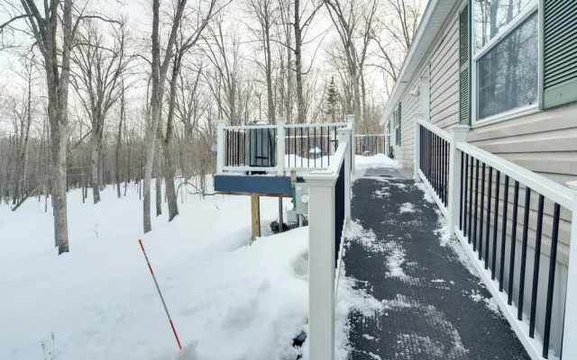 Tranquil Cabin Getaway Near Red Cedar Lake!
