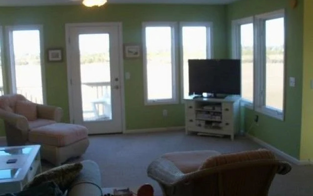 Marsh Manor 3 Br home by RedAwning