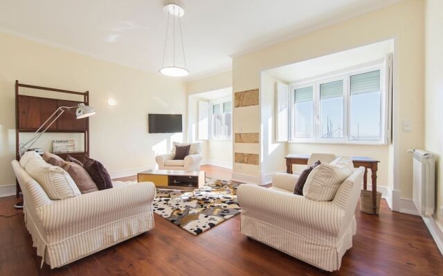 Spacious 4bdr River View