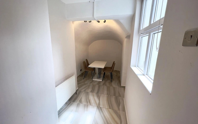 Spacious Two Bedroom Apartment in Westminster