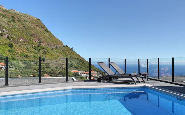 Beautiful modern villa, A/C, heated pool, sea-view | Calheta Charm