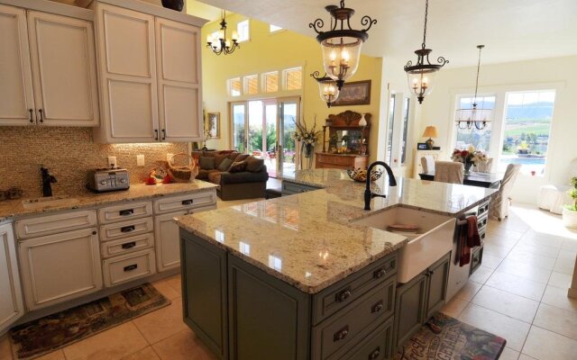 Lake's Edge Tuscan Lodge