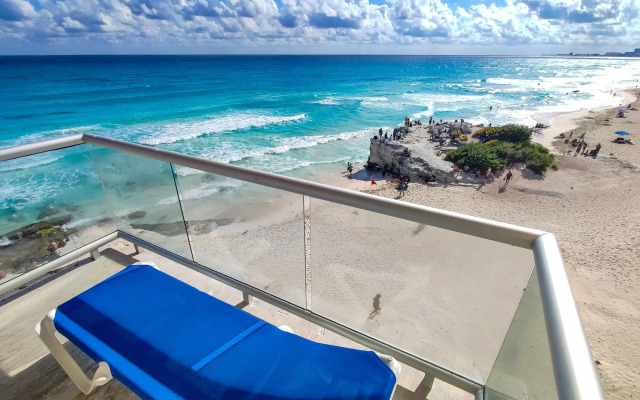 Paradise Beachfront & Nightlife Heart