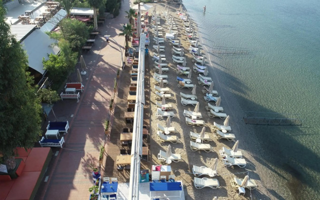 Manuela Hotel