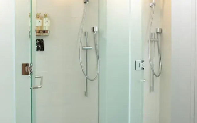 PLAZA EAST CABIN - Caters to men