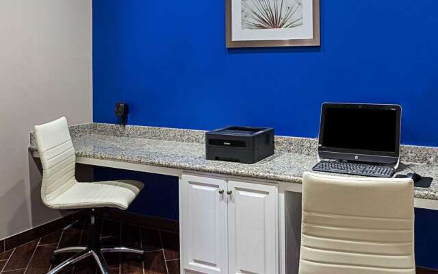 Comfort Suites near Tanger Outlet Mall