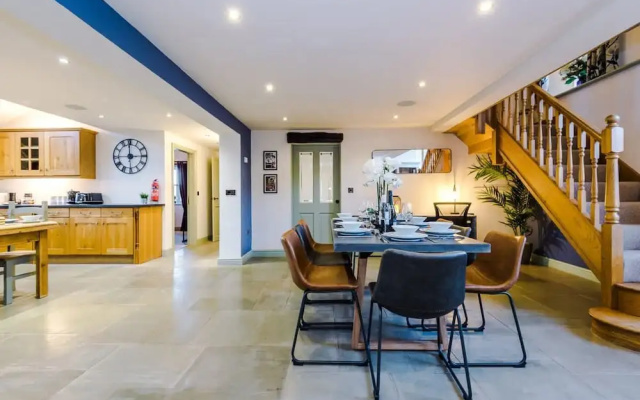 Luxurious Private Home w Hot Tub Log Burner