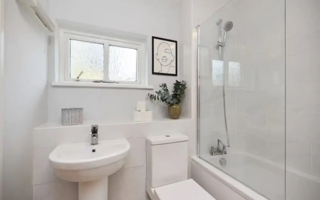 The Isleworth Place - Stunning 1bdr Flat With Balcony
