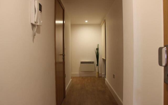 Stylish 3 Bed 2 Bath Apartment Hyde Park