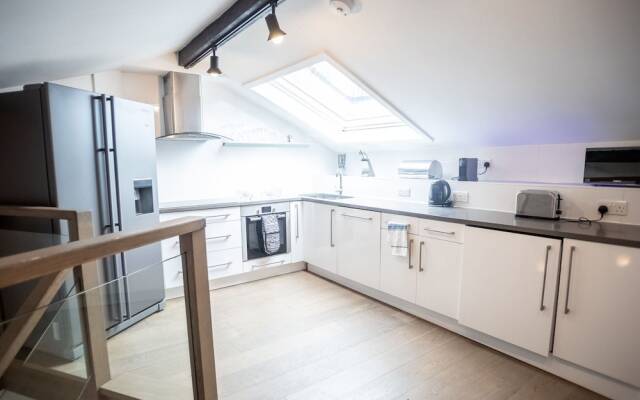 City View Three-bed Premier Apartment London