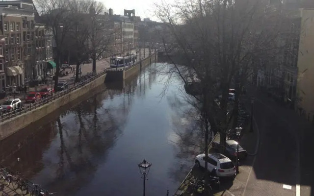 amsterdam canal house